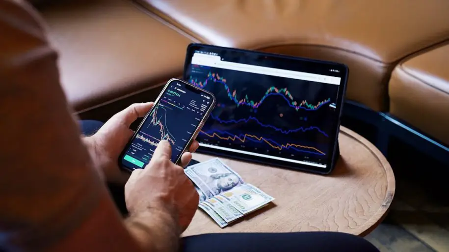 鲍威尔遭刑事调查冲击市场，投资者抛售美债美股避险